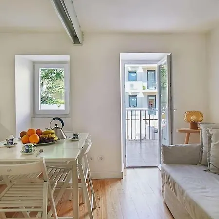 Modern Flat With Large Garden And Terrace Right Next Estrela Park * 리스본