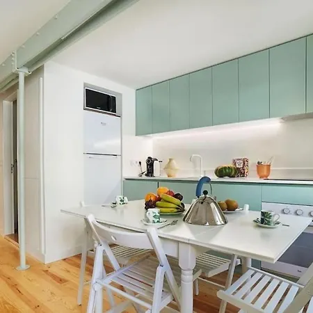 Modern Flat With Large Garden And Terrace Right Next Estrela Park 아파트 리스본